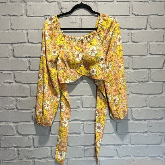 Madden Nyc Tops - NWOT Floral Print Women's Blouse in Pellow size M